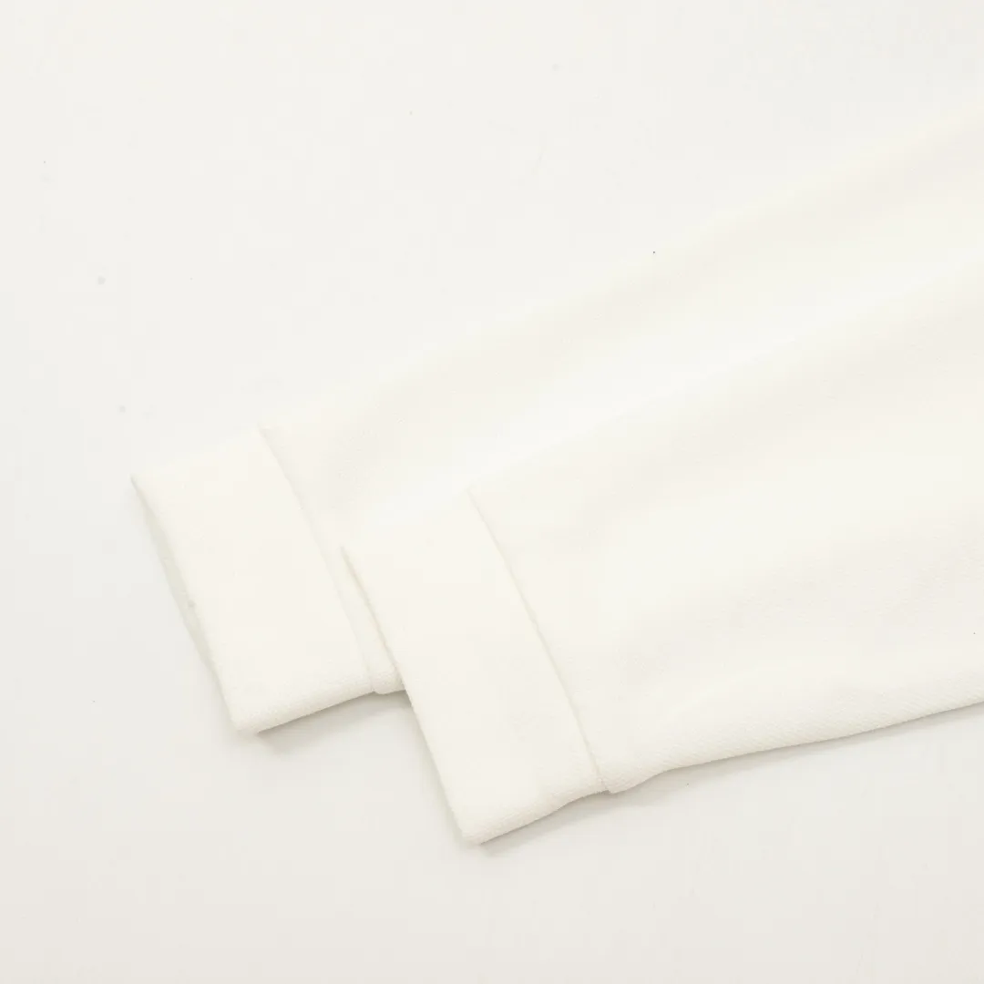 🅿️380 CH/Cro cross embroidered lapel long-sleeved polo shirt made of customized fabric. DuPont Sorona material is added, which is skin-friendly, long-lasting antibacterial, anti-mite, and more washable. The cotton thread has been repeatedly processed to remove inferior coarse fibers and impurities, leaving only high-quality cotton fibers, making the fabric more advanced and classy. Environmentally friendly polishing enzyme technology gives the fabric a clean appearance and clear texture. Simple and exquisite! Full of sense of ceremony! Simple and luxurious, full of design! It gives people a simple but not boring feeling, creating a low-key and unique personalized fashion! Fine workmanship, compare with the counters! A highly recognizable long-sleeved style with great upper body effect!!! Super versatile! Same style for men and women. Size：S-L
